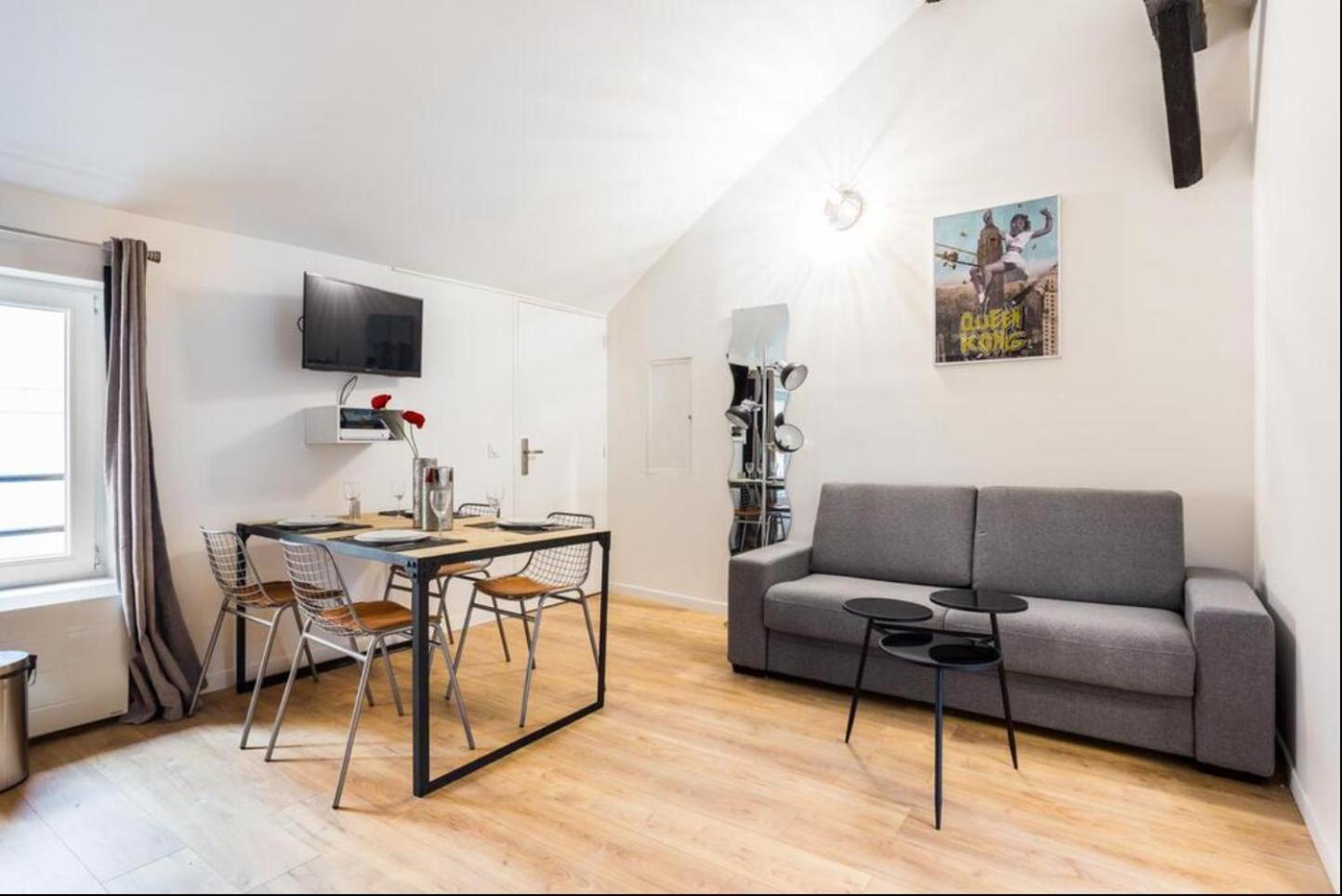 Apartment Grands Boulevards 5d Paris